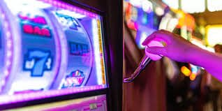Myanmar National League ဘောလုံးပွဲ go788 Sportsbook Odds တွင် Live Bet ချနေသောမြင်ကွင်း